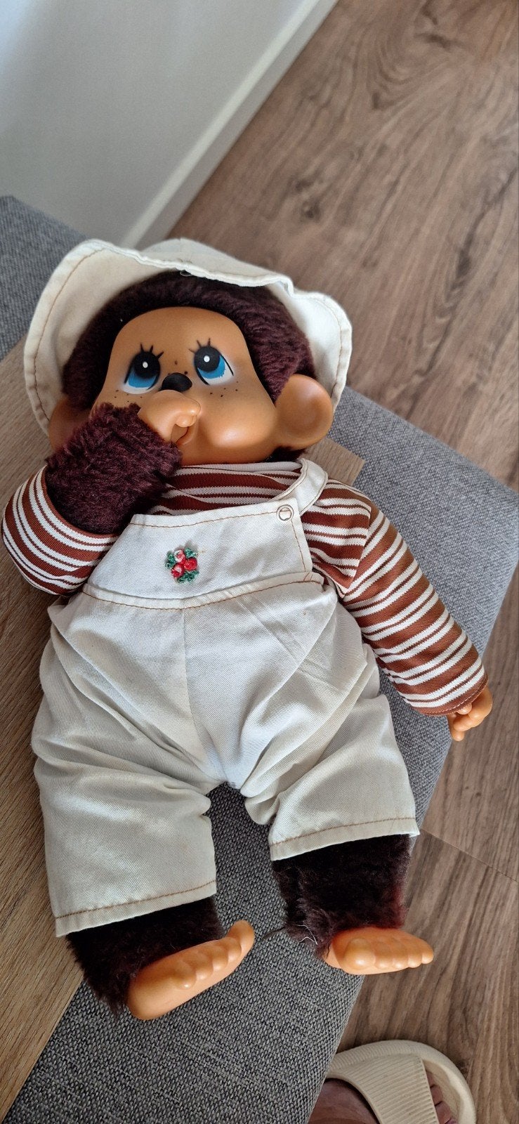 Vintage Monchhichi pop met kleding en hoedje, Ophalen of Verzenden, Zo goed als nieuw