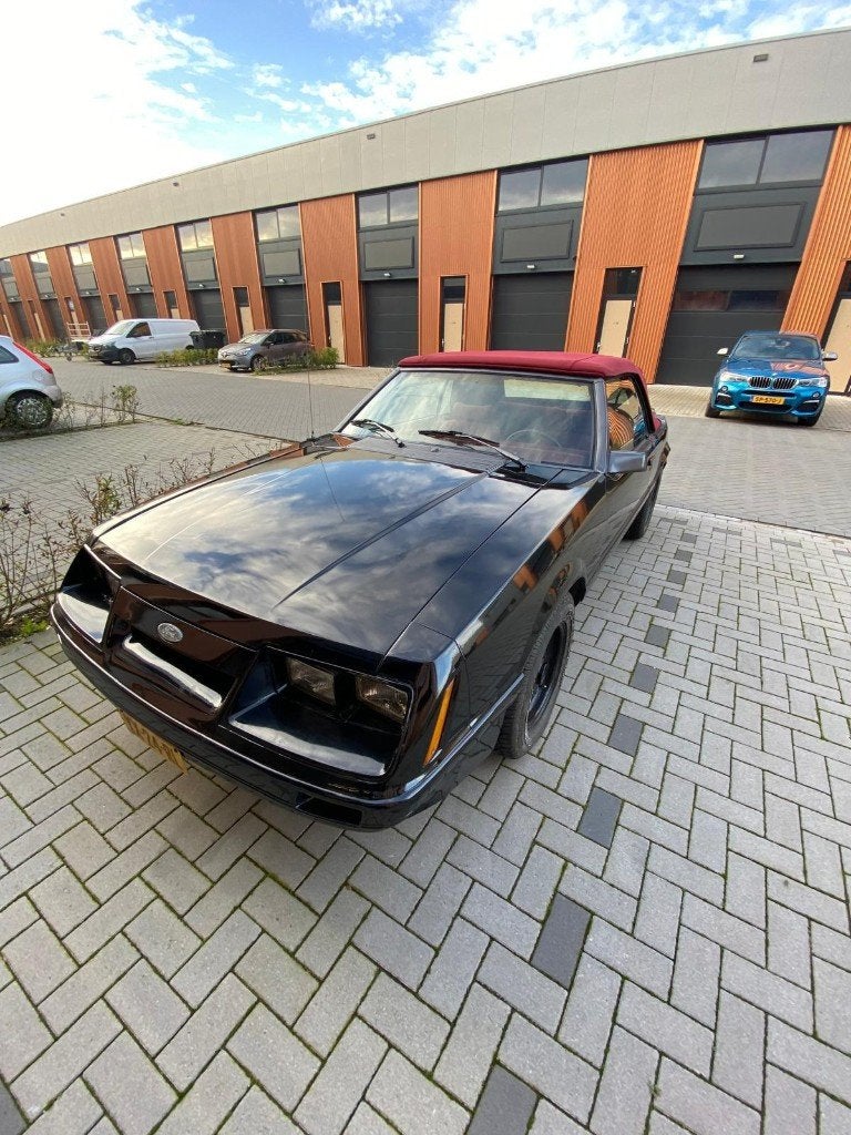 Ford Mustang LX Cabriolet 1986 Zwart/rood, Auto's, Ford, Automaat, Open dak, 232 cc, Cabriolet