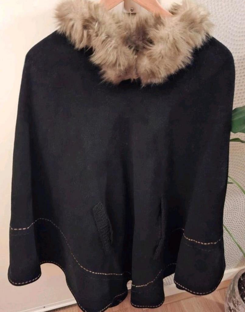 100% Wollen poncho van Aran - Sjiek exemplaar, Kleding | Dames, Zwart, Nieuw, Ophalen of Verzenden, Jas of Mantel