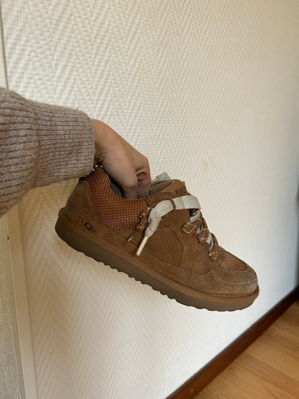 UGG schoenen, Bruin, Ophalen of Verzenden, Sneakers of Gympen, Zo goed als nieuw