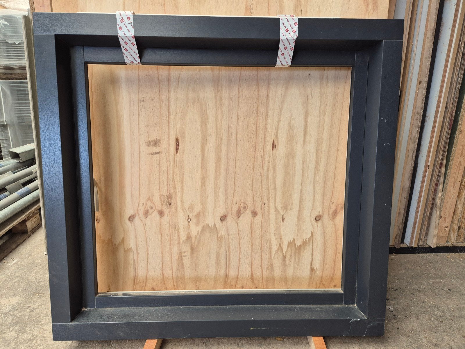 Nieuw kunststof kozijn met draaikiepraam 118x109,5 cm, donke, Kunststof, Raamkozijn, Nieuw, 75 tot 150 cm
