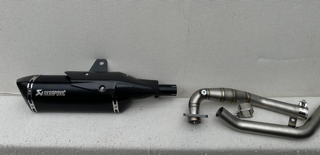 Nieuw Carbon Akrapovic compleet systeem demper en bocht, Motoren, Ophalen of Verzenden