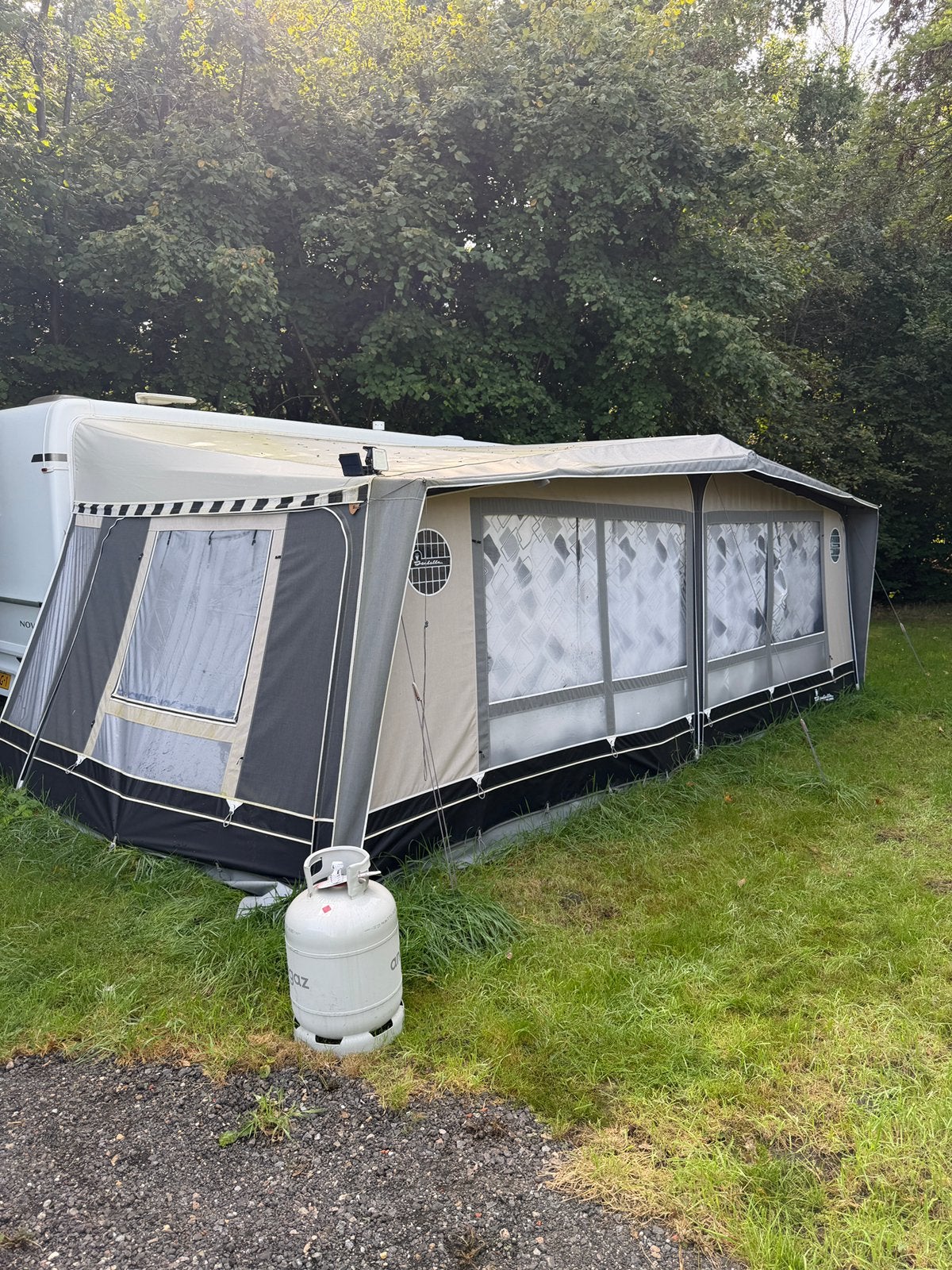 Foto 13 van Hymer Eriba Nova GL 580- Luxe caravan met enkele bedden