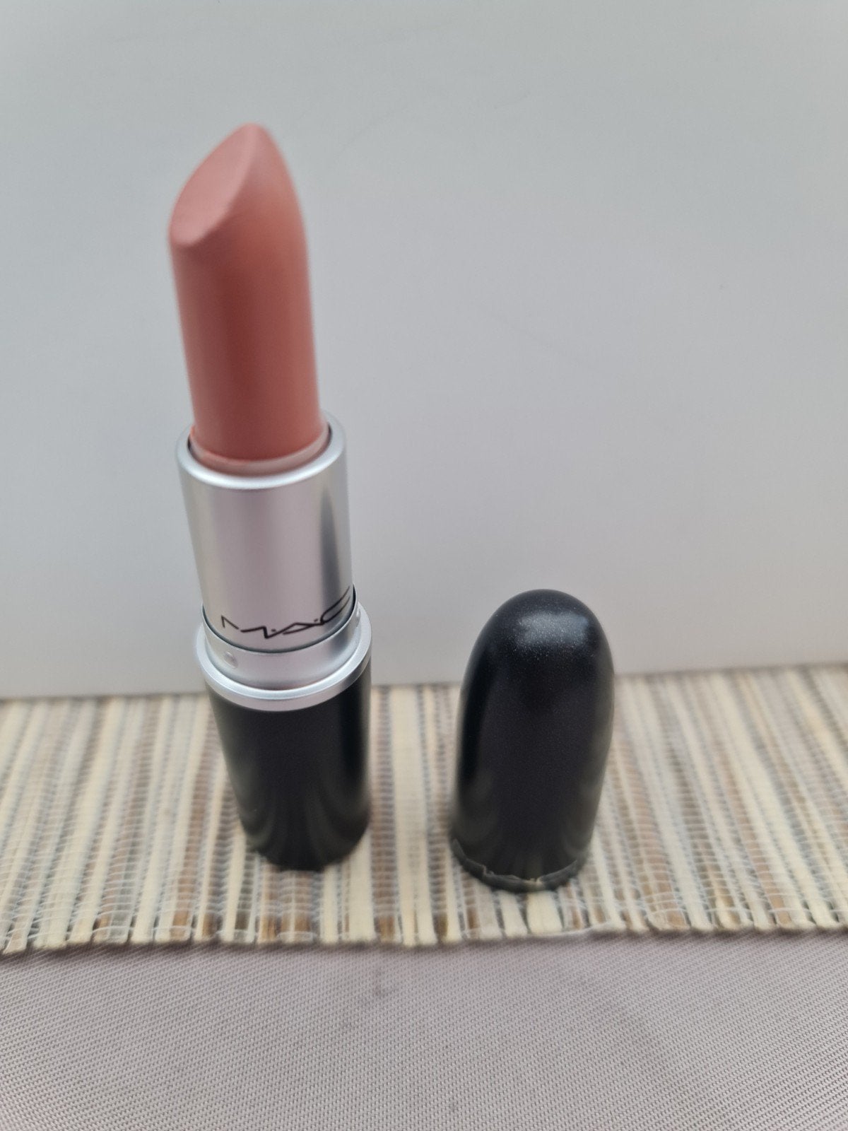 Nieuwe MAC Lipstick - Satin 814 Myth, Nieuw, Ophalen of Verzenden, Make-up, Overige kleuren