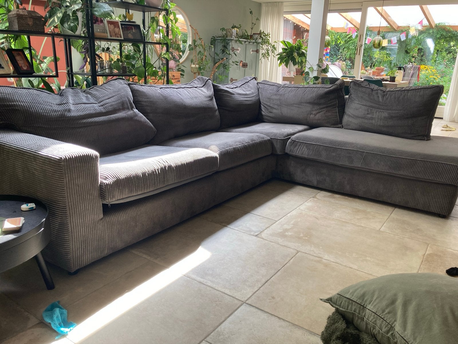 Grijze ribcord hoekbank - comfortabel en ruim, 250 tot 300 cm, Gebruikt, 100 tot 125 cm, Hoekbank
