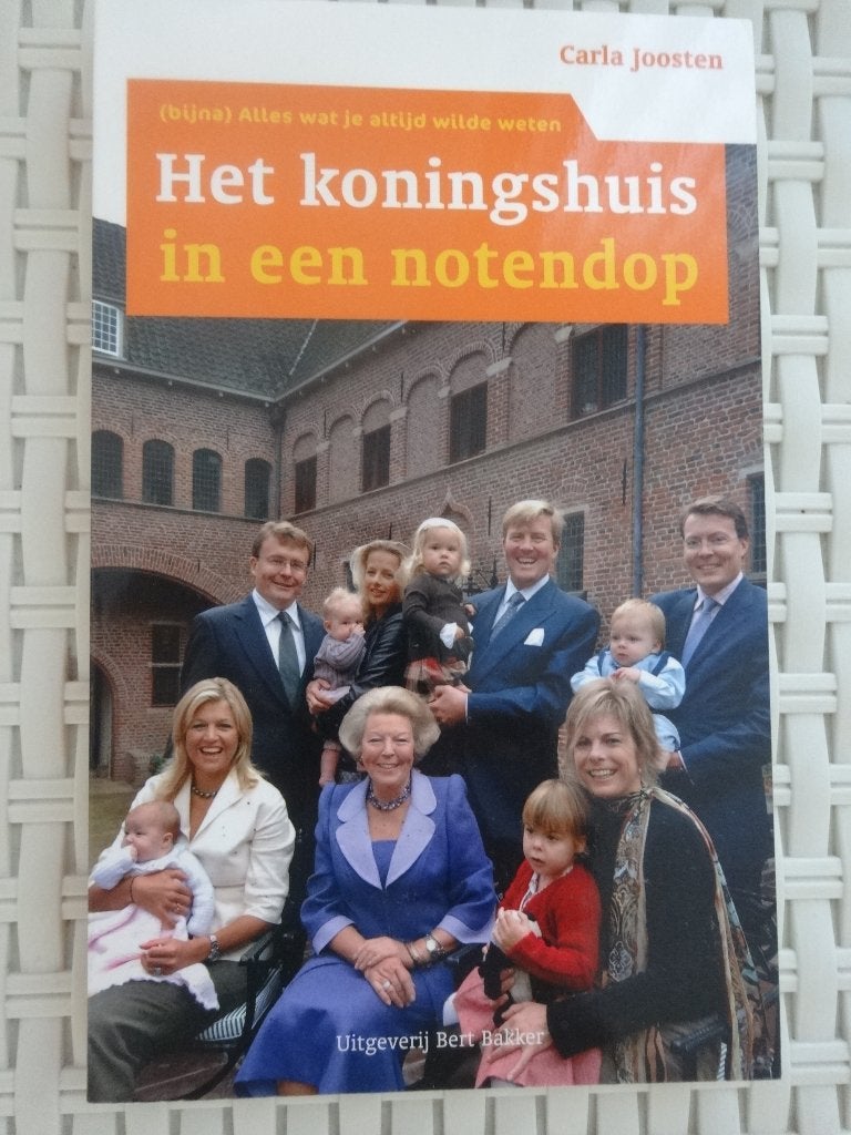 Het koningshuis in een notendop - Carla Joosten, Ophalen of Verzenden, Zo goed als nieuw, Nederland, Tijdschrift of Boek
