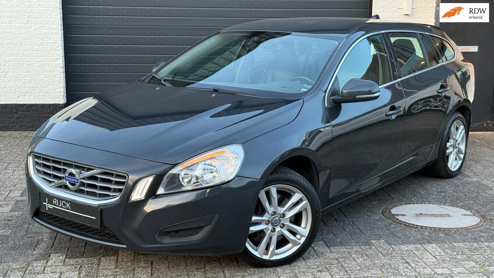 Volvo V60 2.0 T5 Summum Automaat | Leder | Navi | ACC | Stoe, Gebruikt, 4 cilinders, Leder, 240 pk