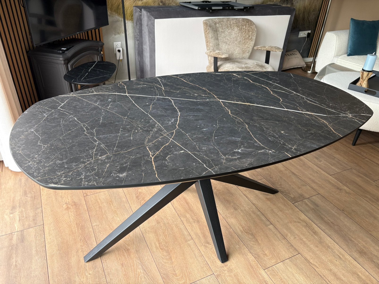 Z.g.a.n. ovale eetkamertafel 160 x 90 cm marmerstructuur, Ophalen, 50 tot 100 cm, Zo goed als nieuw, Overige houtsoorten