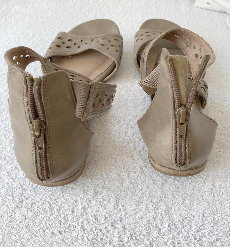 stevige leren sandalen merk Blue Box, maat 40 H kleur beige, Blue Box, Bruin, Zo goed als nieuw, Sandalen of Muiltjes