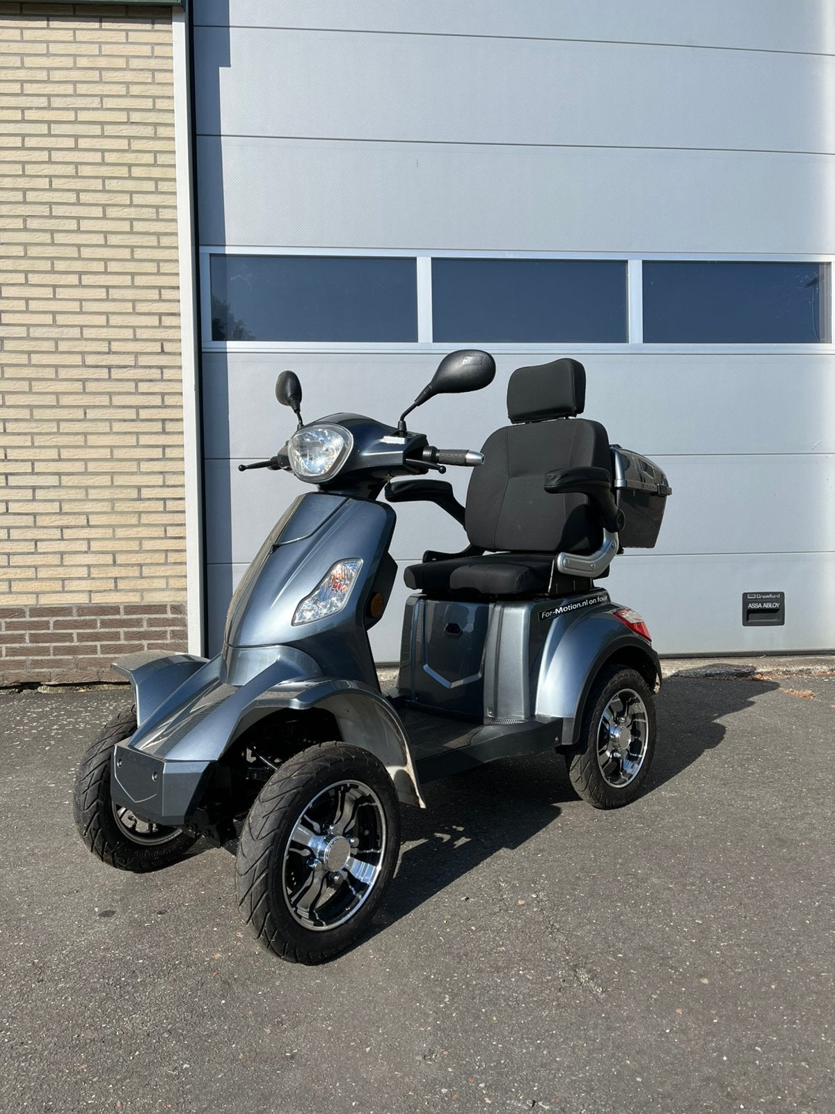 Scootmobiel grijs metallic, Zo goed als nieuw, 16 km/u of meer, 46 km of meer, Ophalen