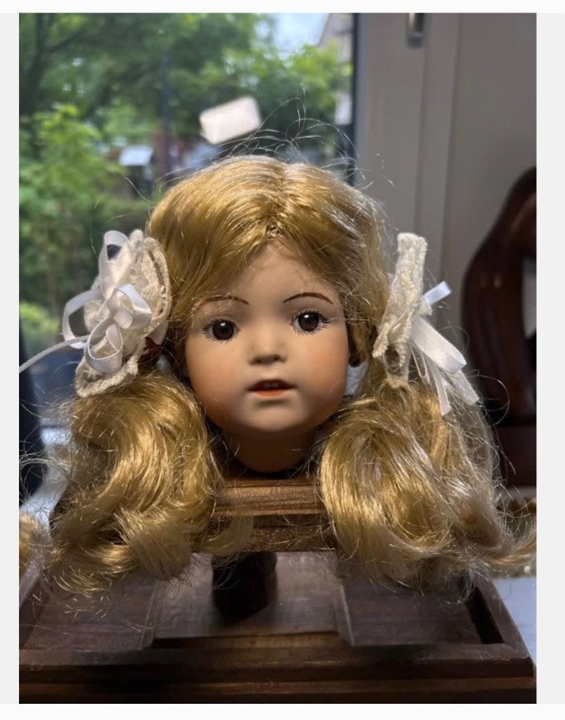 Porselein poppenhoofdje met twee staartjes en strikjes, Verzamelen, Poppen, Ophalen of Verzenden, Zo goed als nieuw, X, Pop