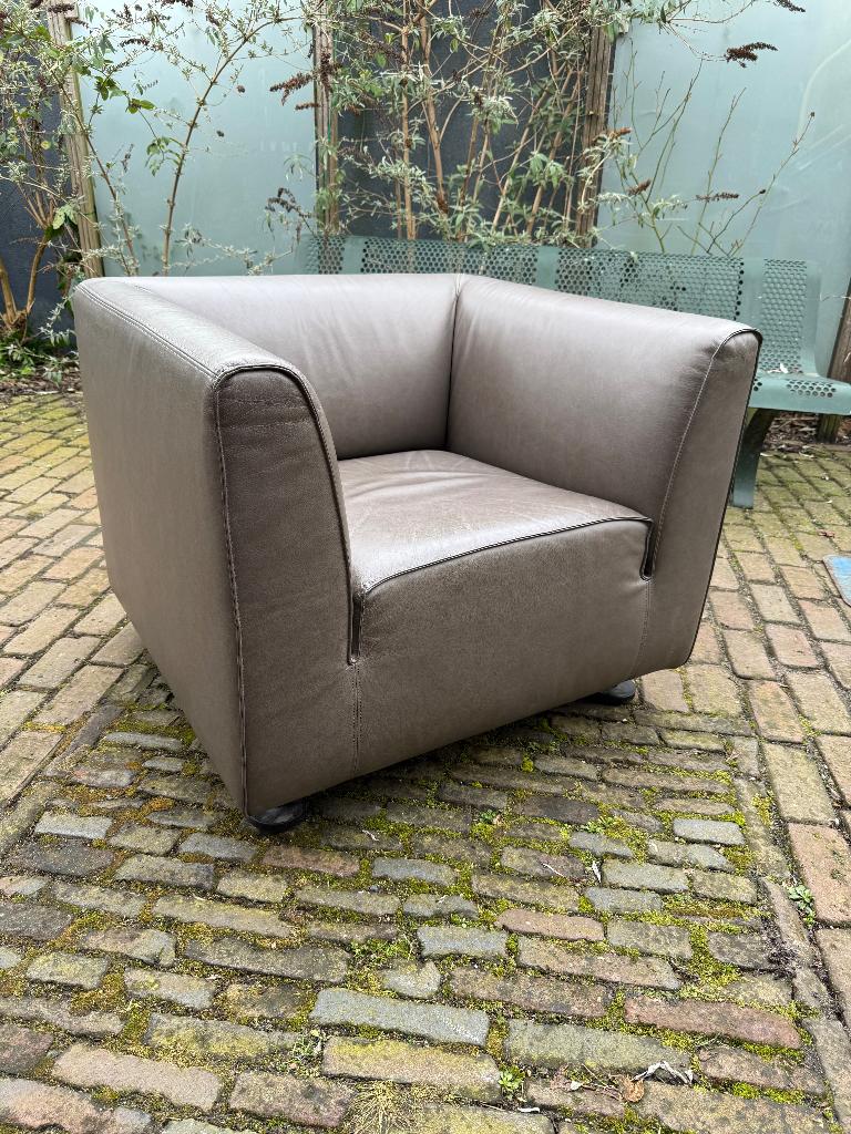 Gelderland 4800 Henk Vos Taupe leer fauteuil nieuwstaat, Ophalen, Leer, Zo goed als nieuw, 50 tot 75 cm