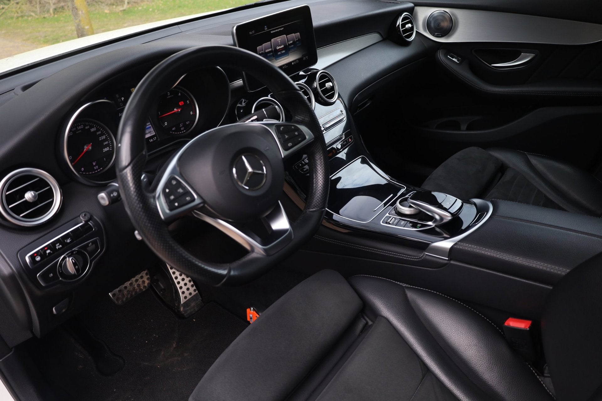 Mercedes-Benz GLC-klasse 250 d 4MATIC Ambition Aut. | AMG-St, Auto's, Mercedes-Benz, Automaat, Gebruikt, 2500 kg, Wit