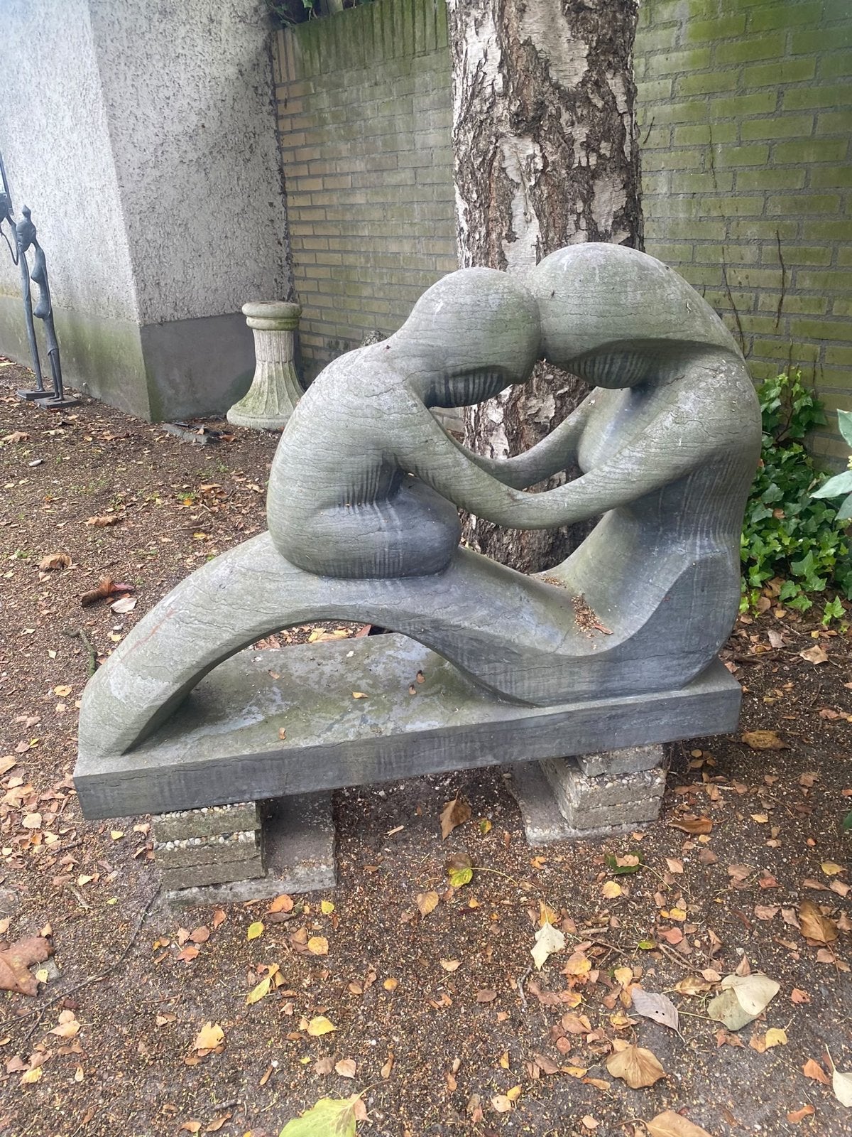 Abstract sculptuur van twee figuren, 110x85 cm, Ophalen, 50 - 100 cm, Handgemaakt, Steen of Keramiek