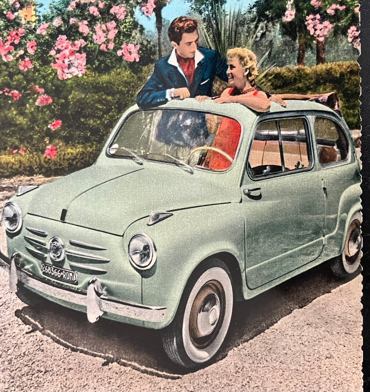 Oude Ansichtkaart met auto Fiat 600, Ophalen of Verzenden, 1940 tot 1960, Gelopen, Voertuig