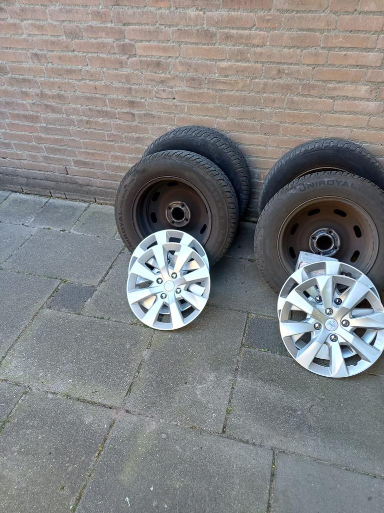 Peugeot 2008 winterbanden 195/65-15 set met wieldoppen, Ophalen, 16 inch, Banden en Velgen, Winterbanden