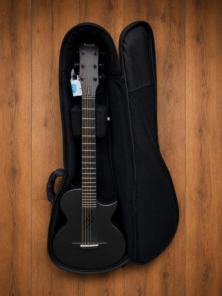 Enya Nova Go Carbon Fiber Gitaar - Zwart met hoes, Ophalen of Verzenden, Zo goed als nieuw, Western- of Steelstringgitaar, Met koffer