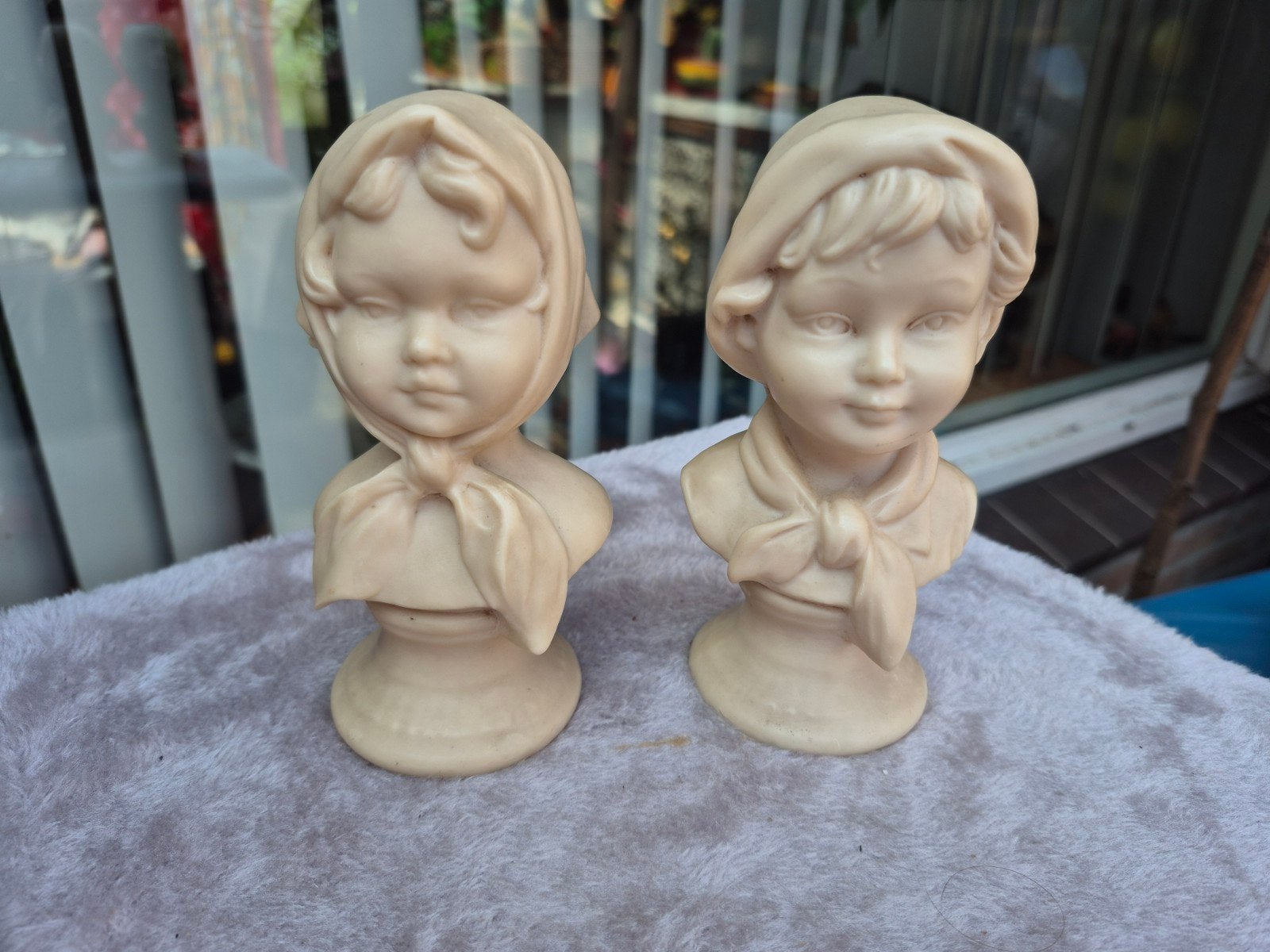 Vintage bustes jongen en meisje, Santini stijl (ca. 1970), Antiek en Kunst, Kunst | Beelden en Houtsnijwerken, Ophalen of Verzenden