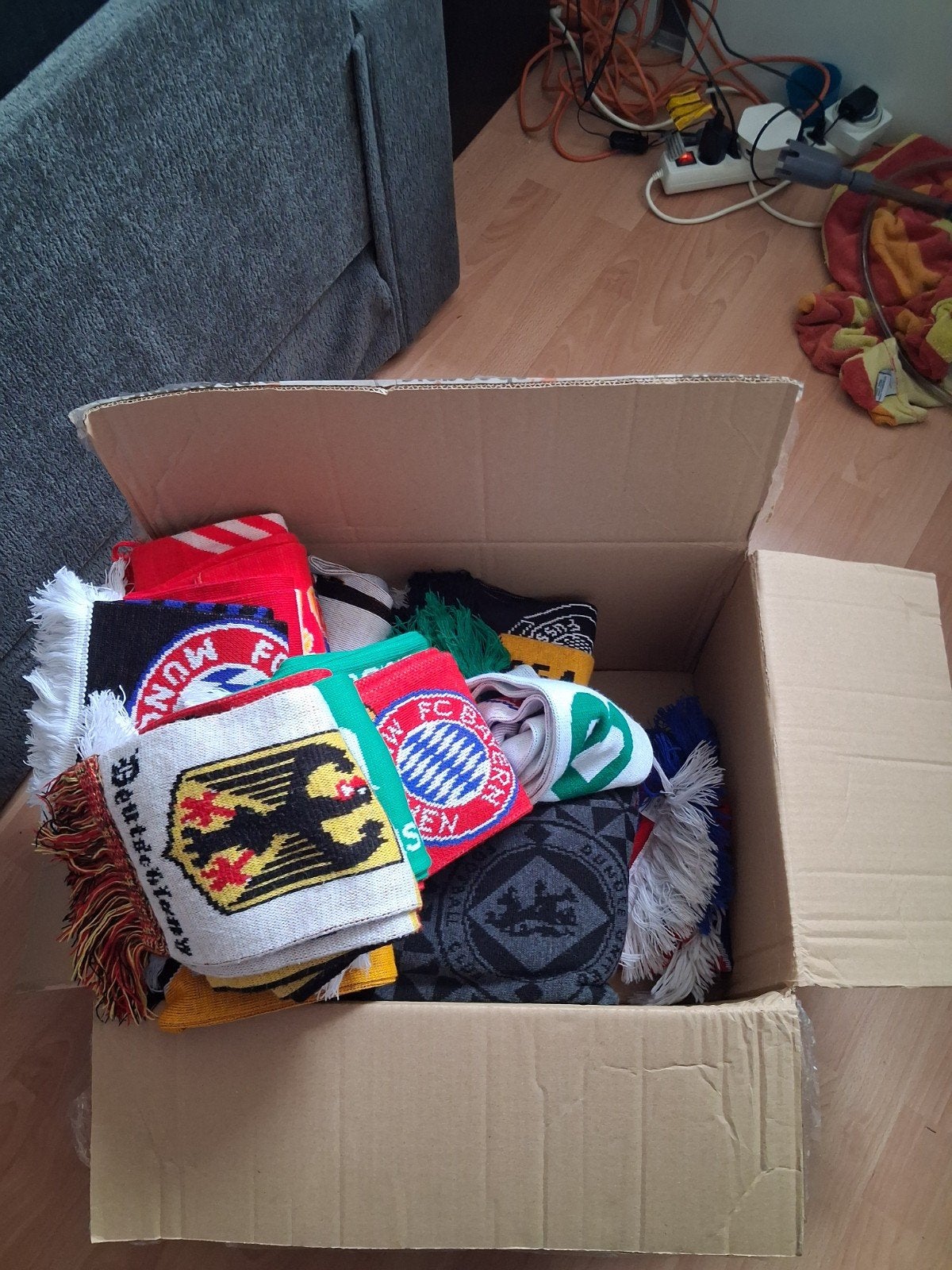 35+ Vintage Voetbal & Basketbal Sjaals, Ophalen of Verzenden, Zo goed als nieuw, Buitenlandse clubs, Vaantje of Sjaal