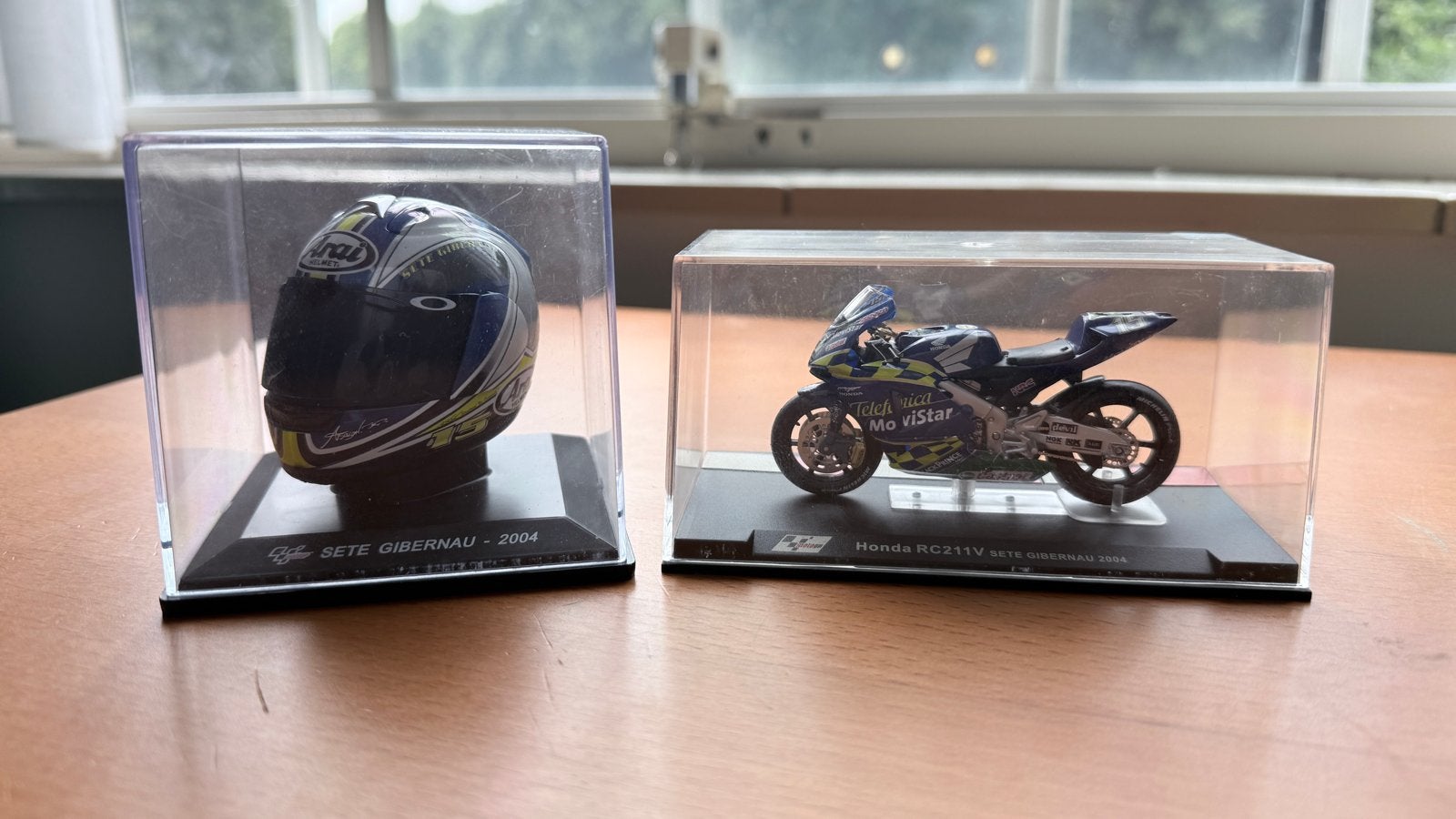 Honda RC211V Sete Gibernau 2004 model en helm, Overige merken, 1:50 of kleiner, Verzenden, Overige typen