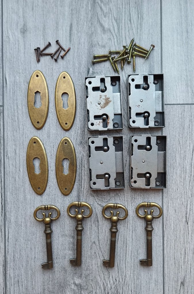 4 meubeldeur slot setjes, Ophalen of Verzenden, Zo goed als nieuw