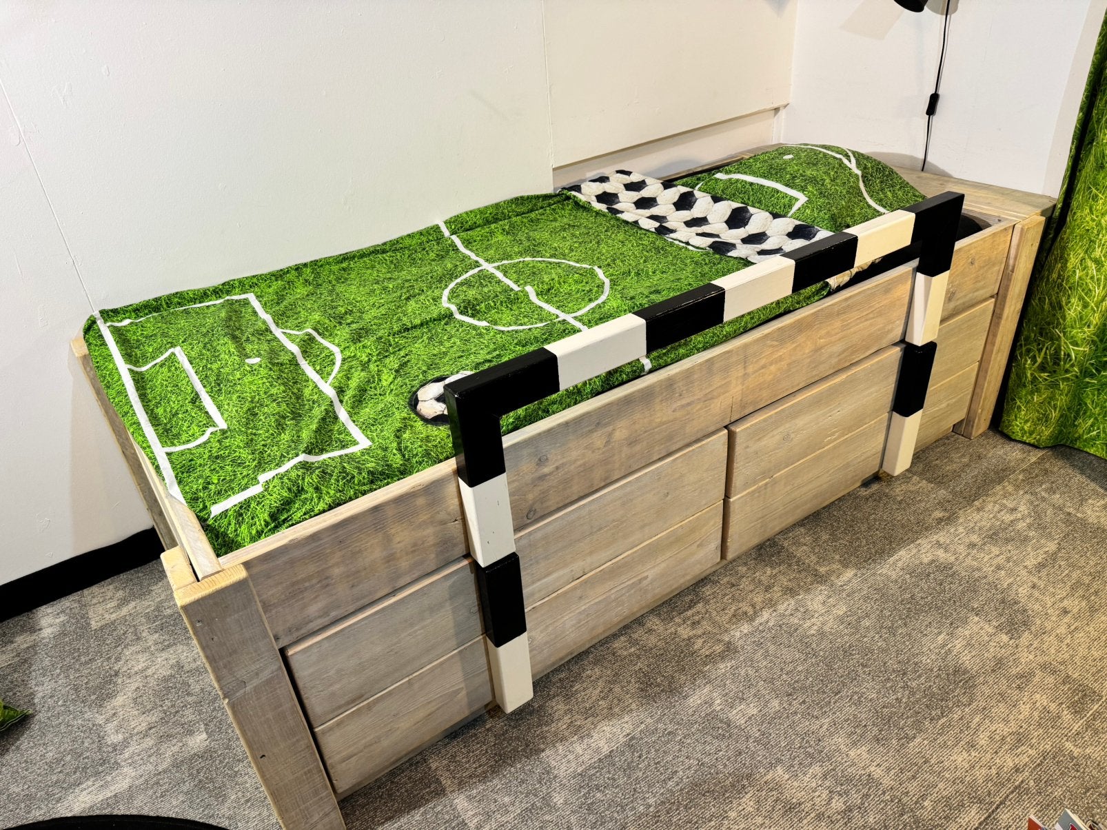 Voetbal bed steigerhout 90x200 met lades en matras