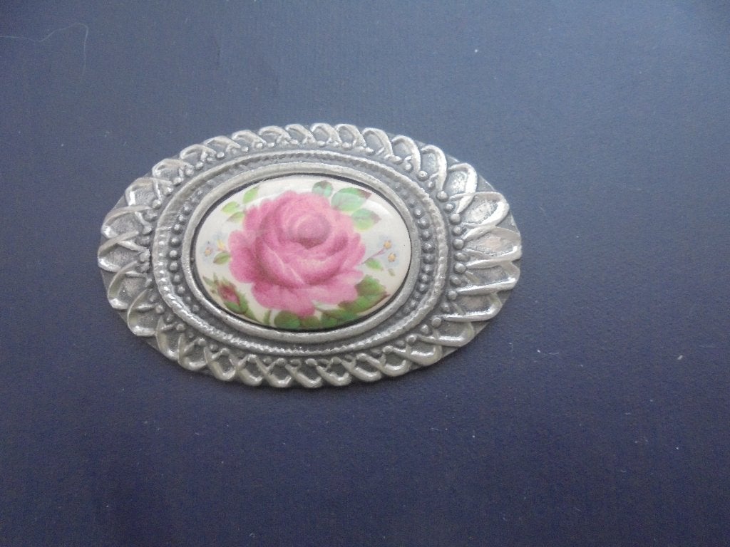 Vintage broche tin met porselein, Ophalen of Verzenden, Zo goed als nieuw, 4 tot 7 cm, Overige materialen