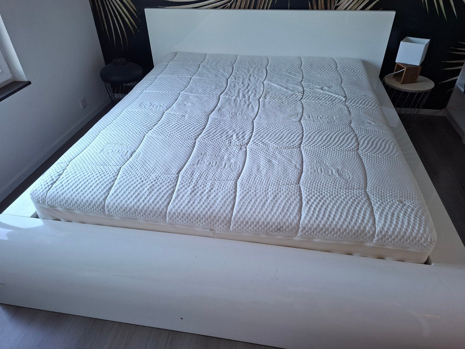Wit tweepersoonsbed met lattenbodem en matras, Huis en Inrichting, Slaapkamer | Bedden, Ophalen, Overige materialen, Gebruikt