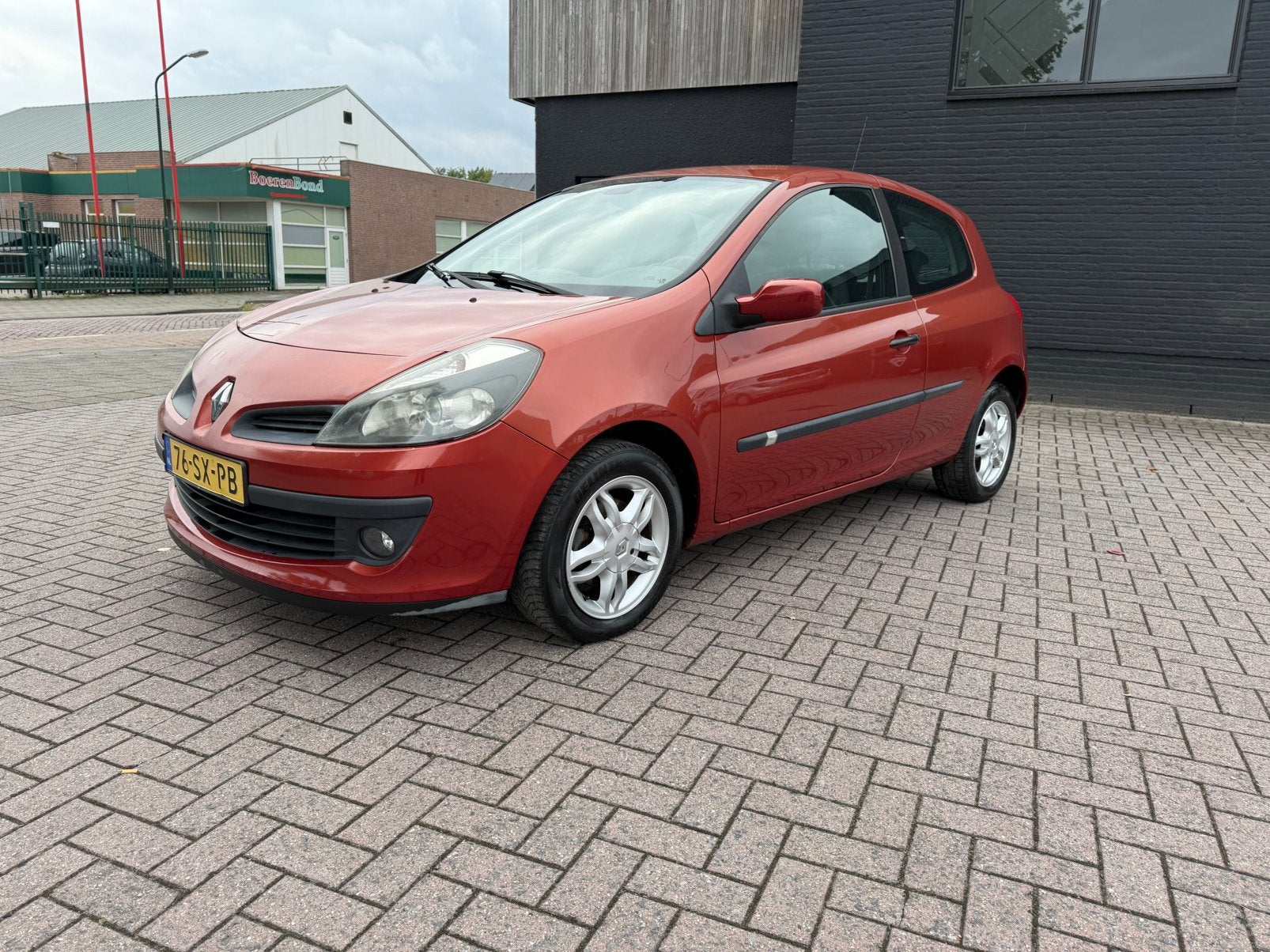 Renault Clio 1.6 16V 82KW 3-DRS 2006 Rood, Auto's, Renault, Voorwielaandrijving, Zwart, 4 cilinders, Elektrische ramen