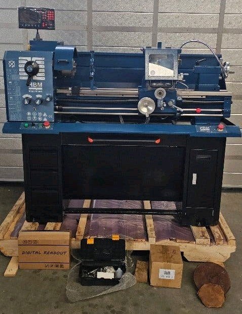 HBM 330 x 1000 DRO Metaaldraaibank - 400 Volt - 1,5 KW, Ophalen, Zo goed als nieuw, Metaaldraaibank, 500 tot 1000 mm