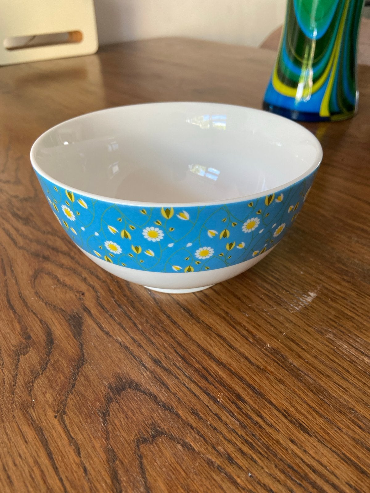 Mooie kom met madeliefjespatroon, Huis en Inrichting, Keuken | Servies, Keramiek, Ophalen of Verzenden, Zo goed als nieuw, Kom(men)
