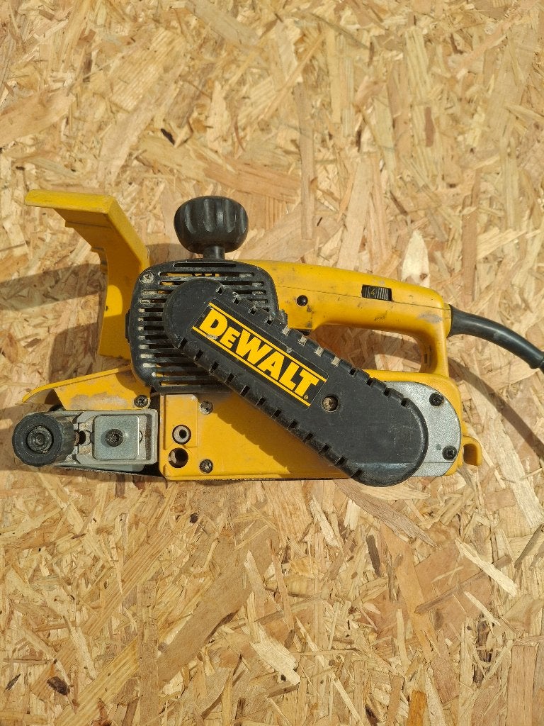 DeWALT DW431 Bandschuurmachine | 533x75mm, Ophalen of Verzenden, Gebruikt, 600 tot 1200 watt, Bandschuurmachine