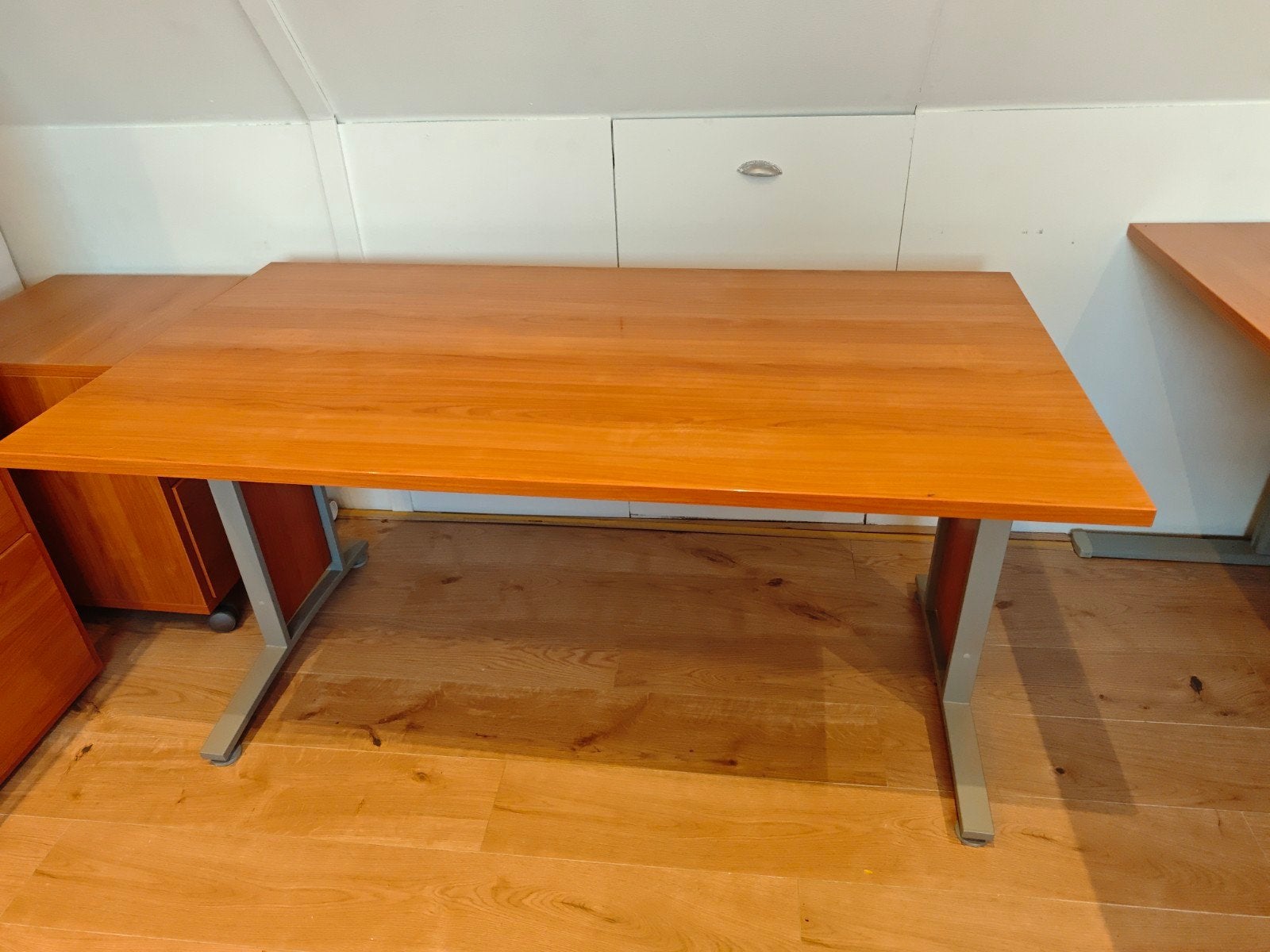 3 Ruime bureaus met kersenblad en grijs onderstel, Ophalen, Demontabel, Gebruikt, Hout