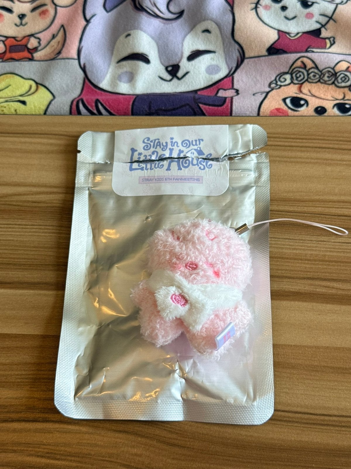 Stray Kids BbokAri strawberry skzoo plush micro version, Ophalen of Verzenden, Zo goed als nieuw, Foto of Kaart