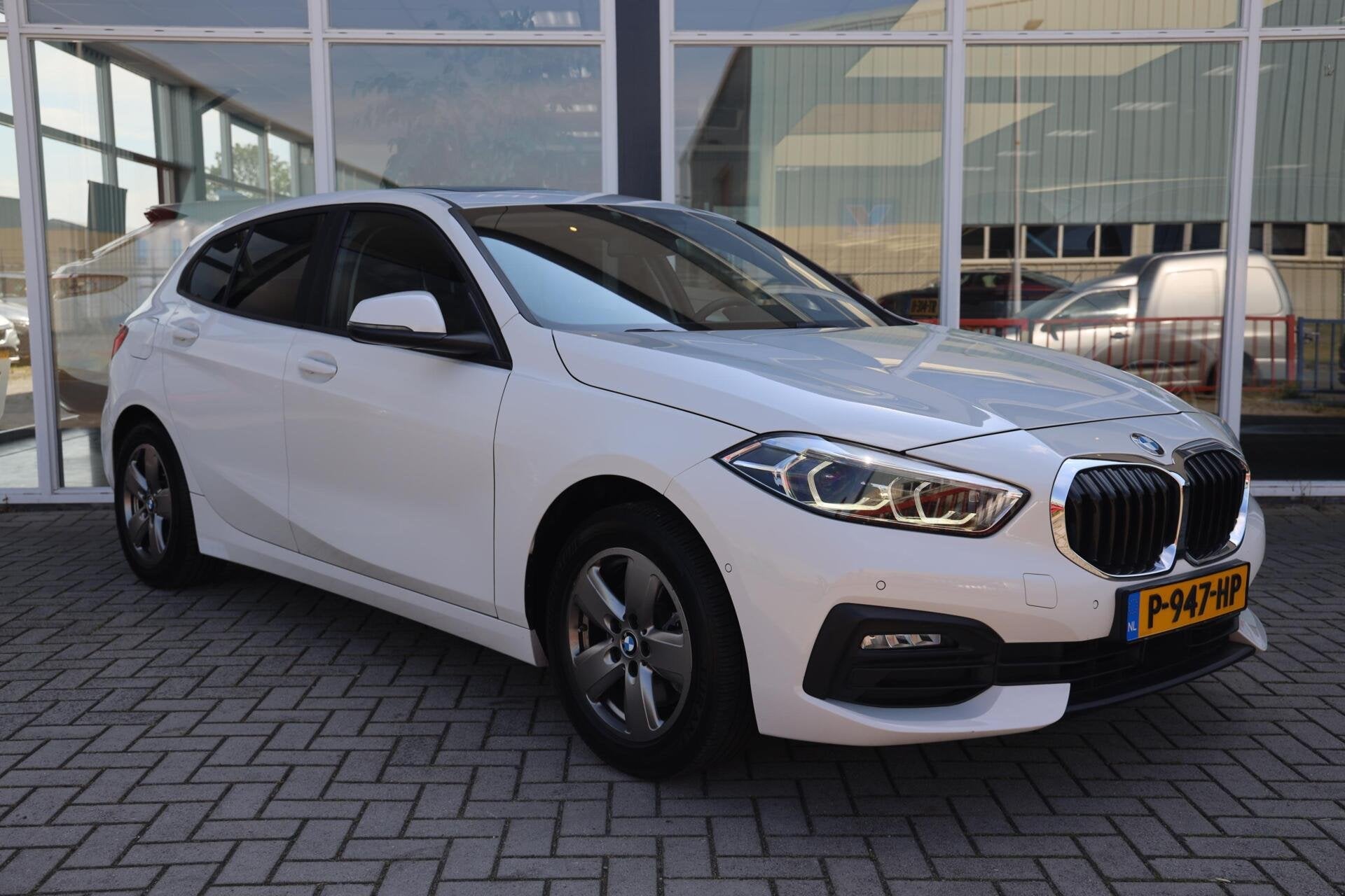 BMW 1-serie 118i Business Edition|Panorama|Navi|Apple carpla, Gebruikt, Wit, Origineel Nederlands, Bedrijf