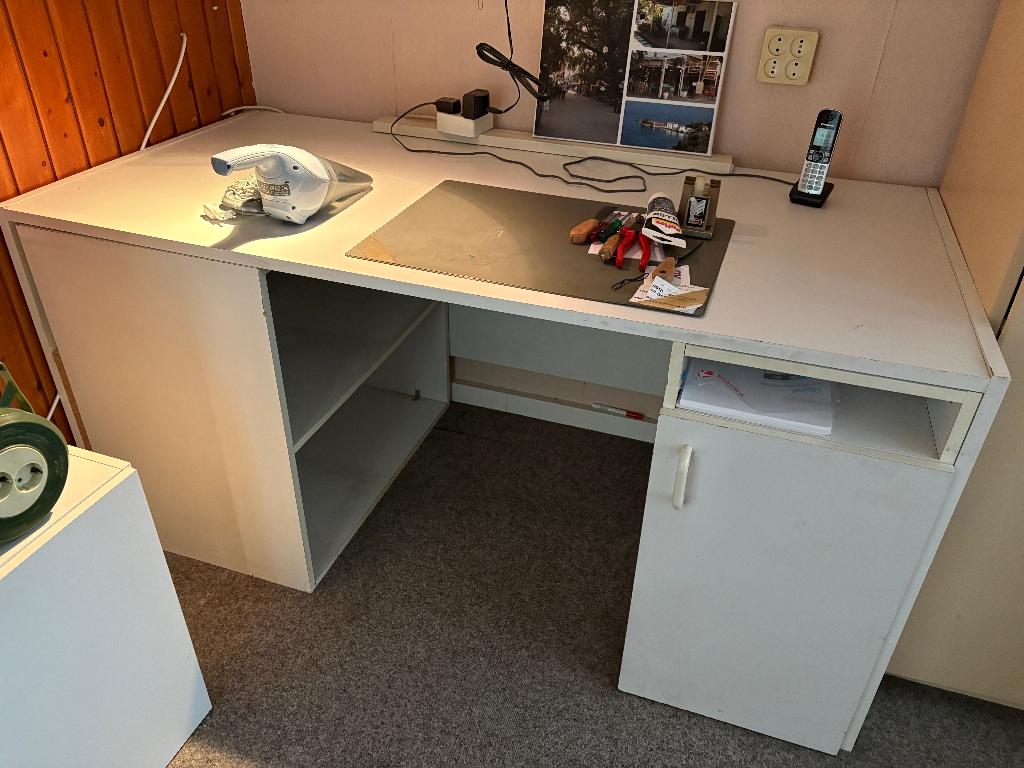 Bureau met 2 kastjes, Ophalen, Gebruikt, Hout, Kabelgoot