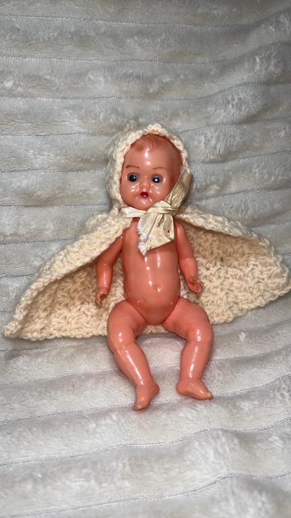 Vintage popje 'Made in Italy' met gehaakt mutsje en capeje, Ophalen of Verzenden, Gebruikt, Pop