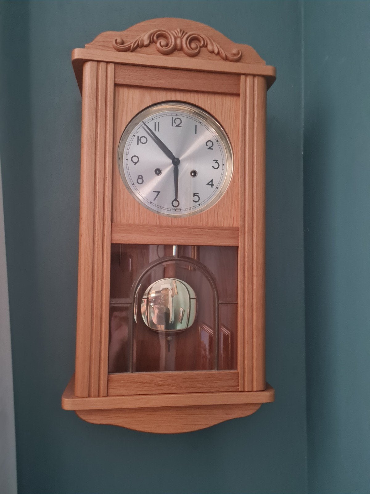 Klassieke houten wandklok met slinger, Ophalen of Verzenden