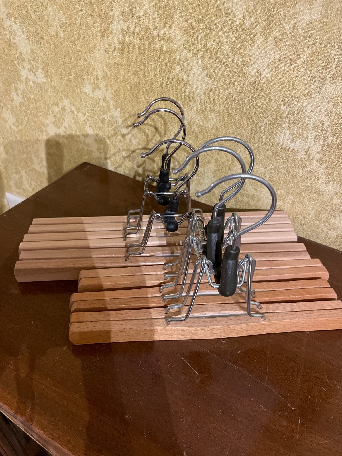 Houten broekhangers met metalen klemmen - Set van 2, Kleding | Dames, Kledinghangers, Ophalen of Verzenden, Gebruikt, Hout, Volwassenen