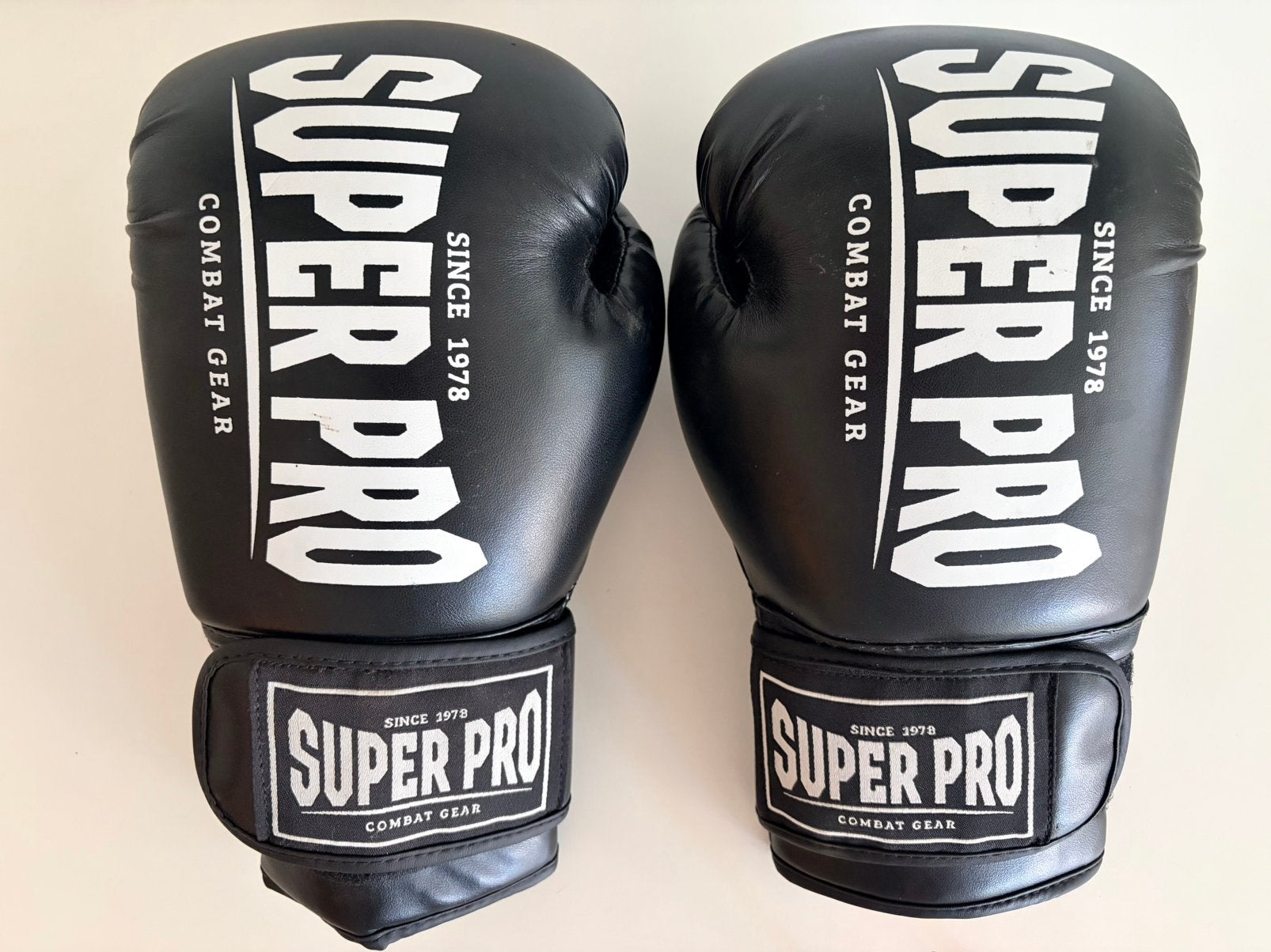 Super Pro (kick) boks handschoenen zwart/wit 12 OZ NIEUW!!!, Sport en Fitness, Vechtsporten en Zelfverdediging, Ophalen of Verzenden