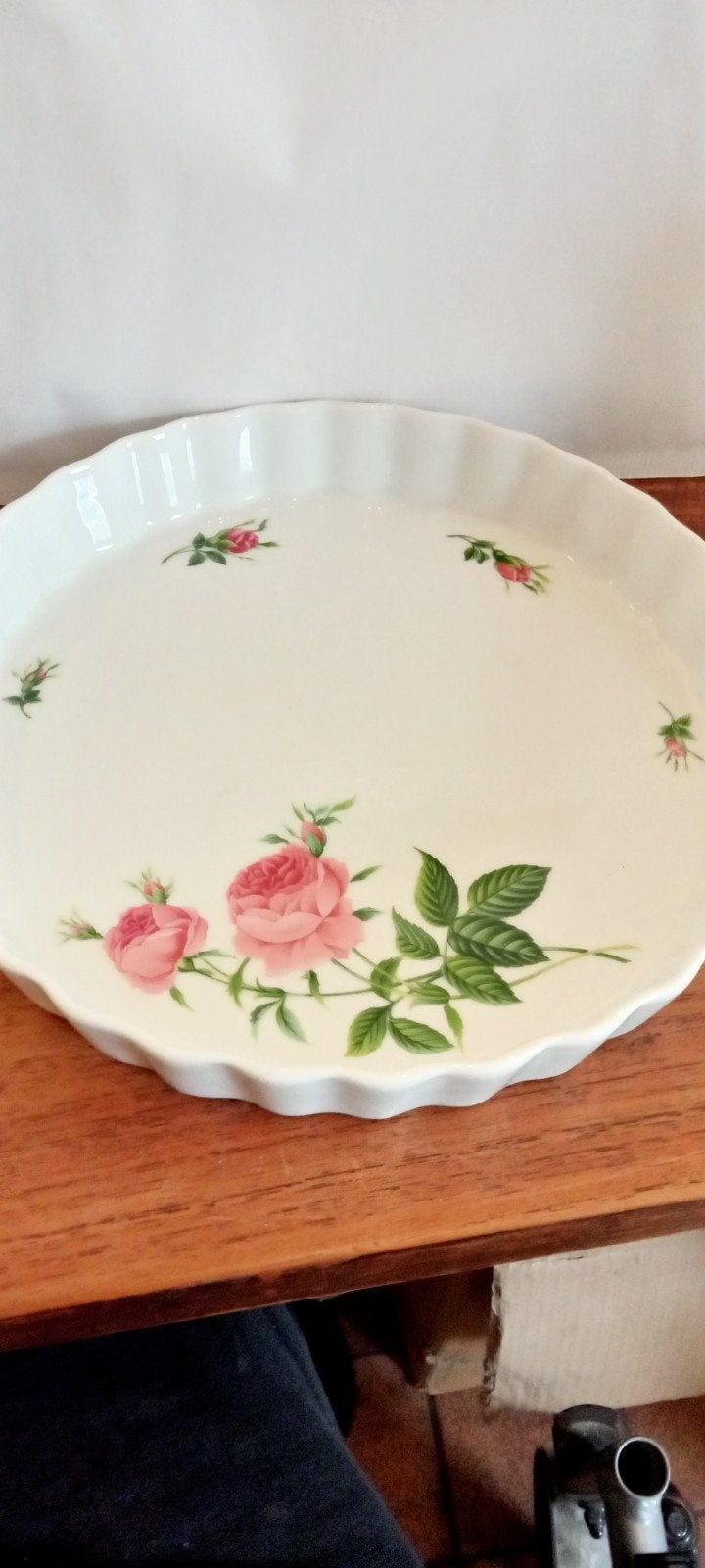 Decoratieve Quiche schaal met rozenmotief - Christineholm, Porselein of Keramiek, Schaal, Rond, Ophalen of Verzenden