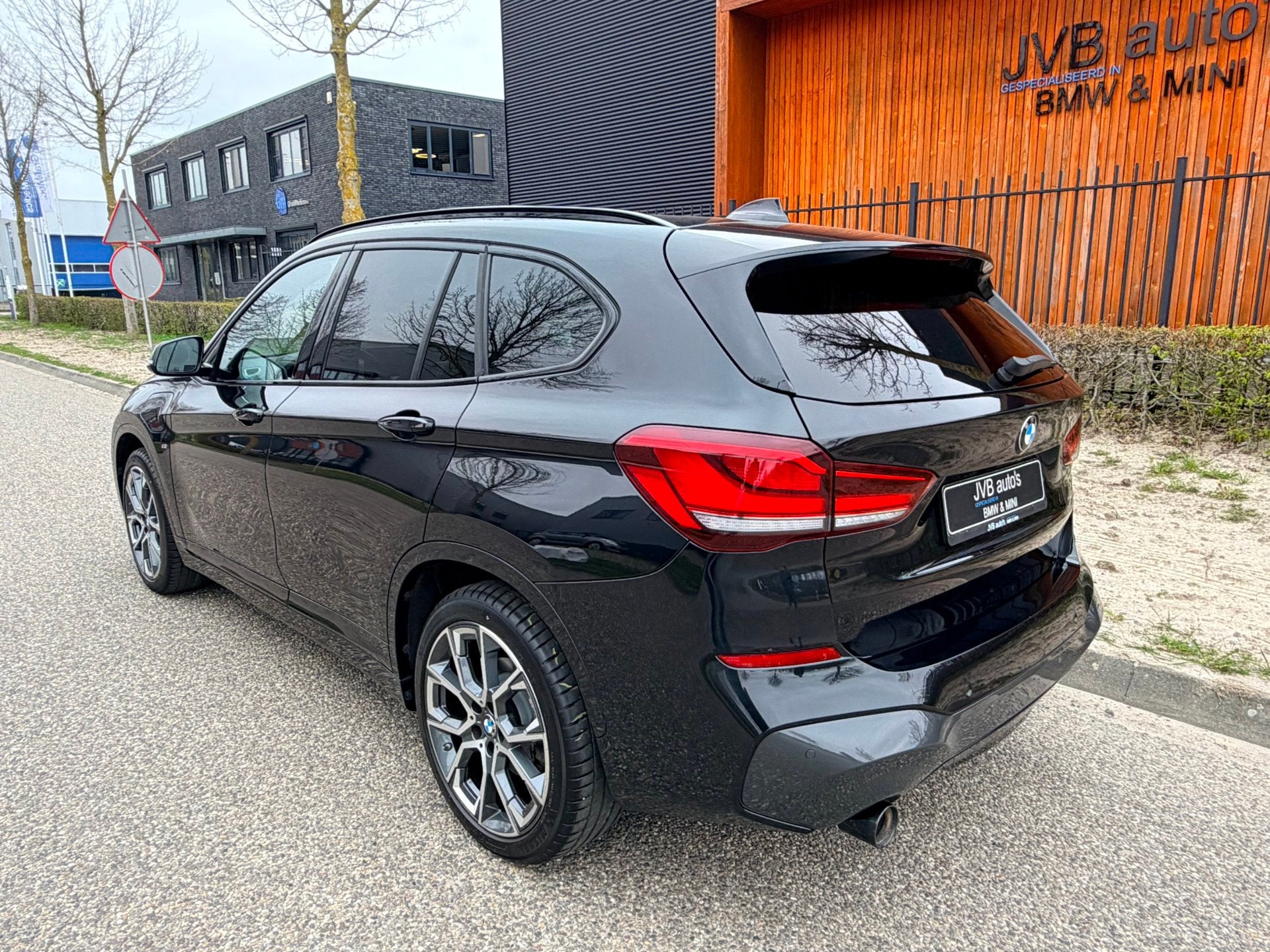 BMW X1 BMW X1 XDrive25e M-sport, panorama, trekhaak, HUD, 12 maanden, Gebruikt, 750 kg, Zwart