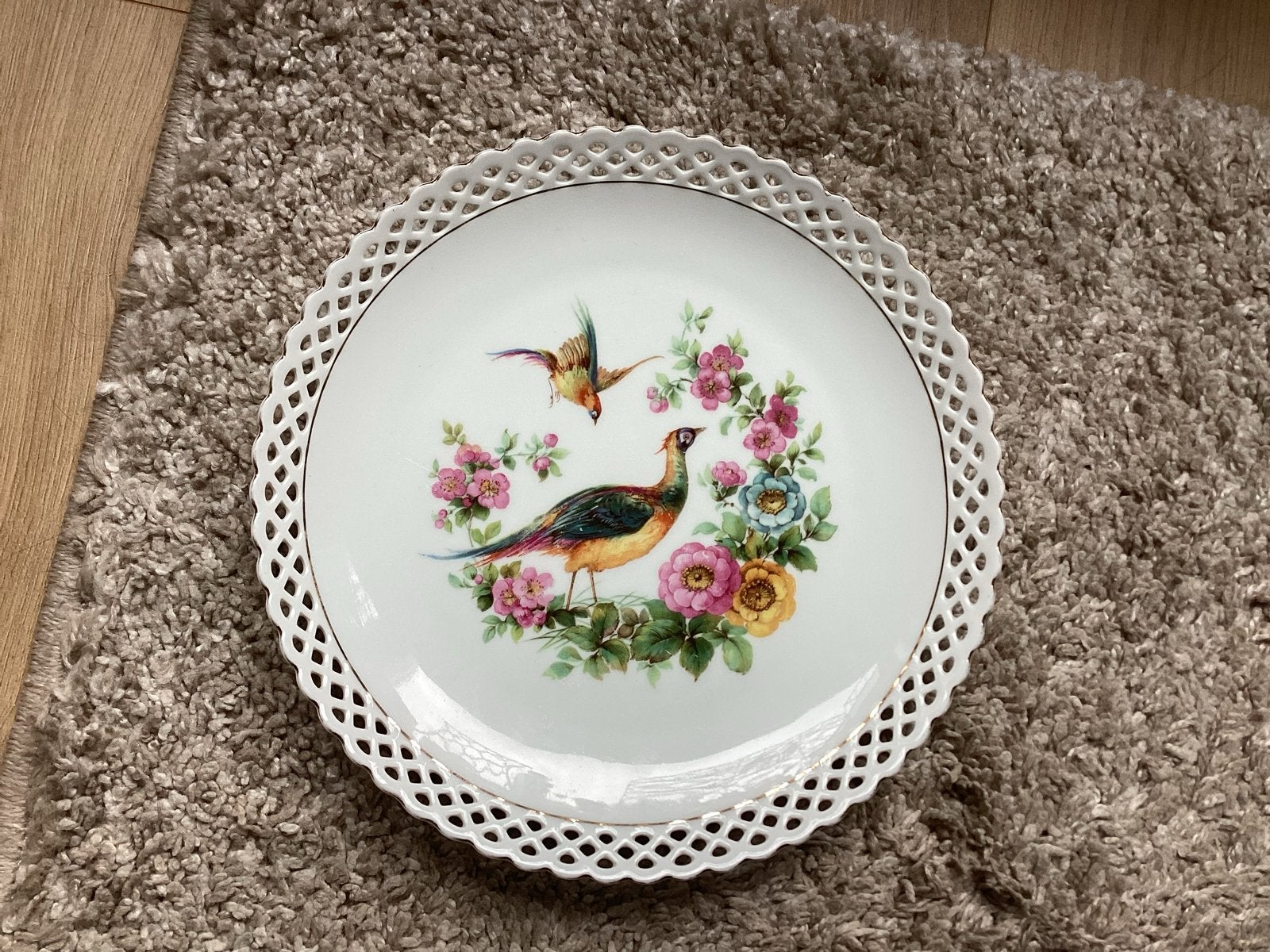 Decoratieve porseleinen wandbord met vogels en bloemen, Antiek en Kunst, Ophalen of Verzenden