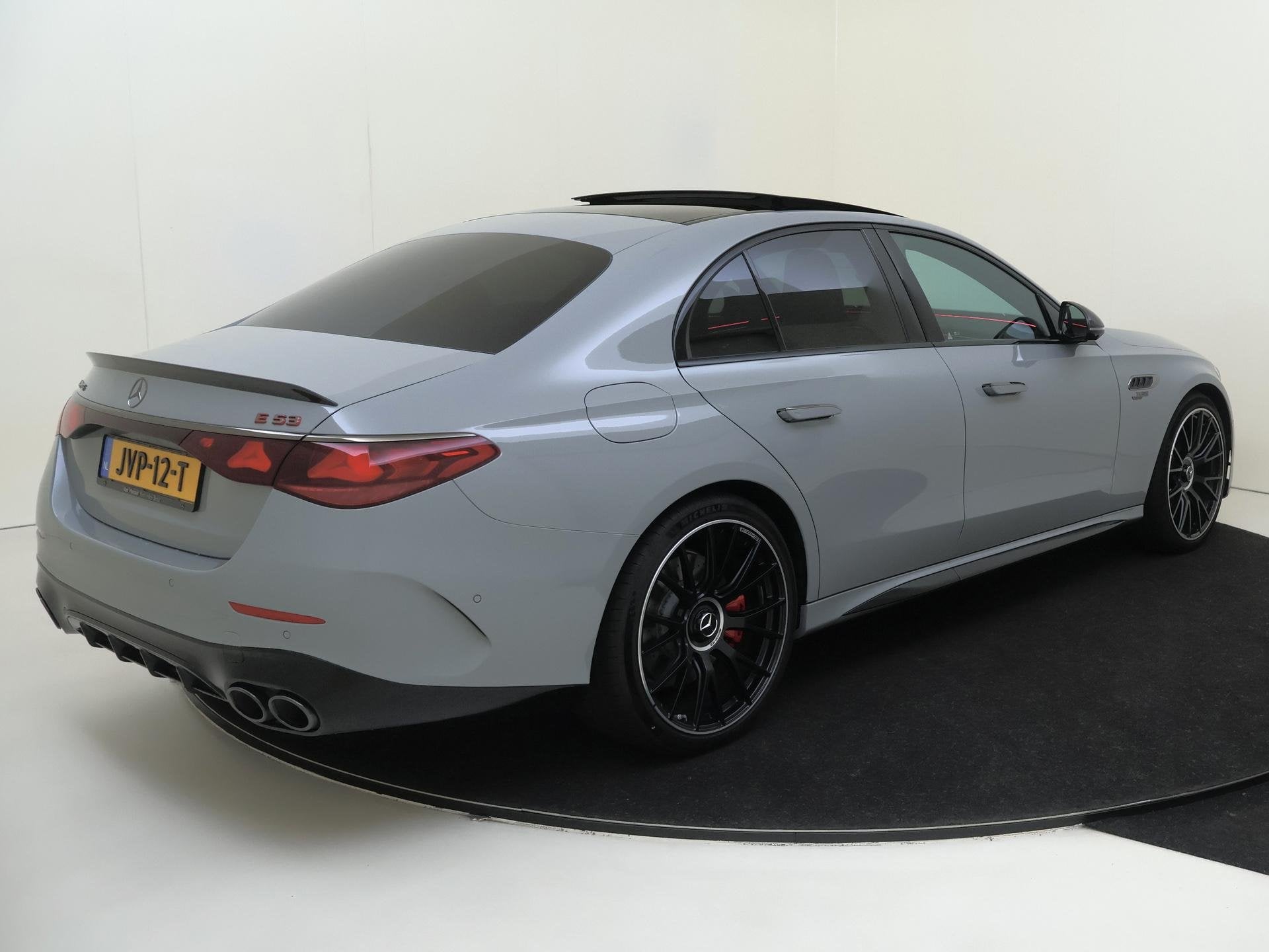 Mercedes-Benz E-klasse AMG 53 4MATIC+ Night Edition Premium, Auto's, Automaat, Dealer onderhouden, Stof, Gebruikt