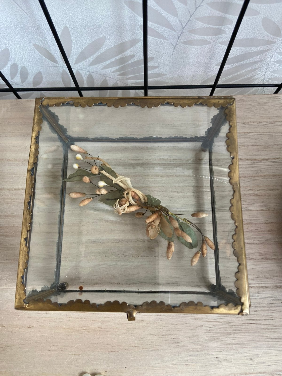 Antiek glazen kistje 16x16x9 met een takje wasbolletjes, Ophalen of Verzenden