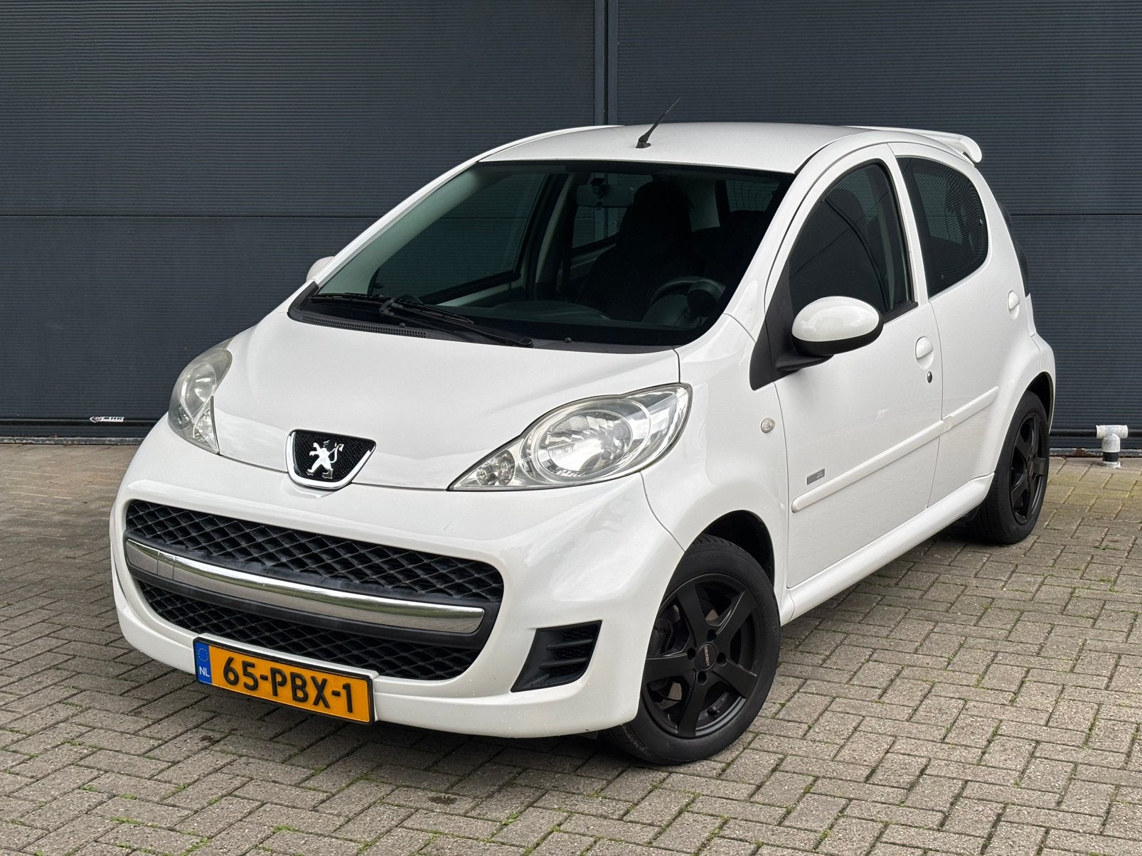 Peugeot 107 1.0 12V 5DR 2011 Wit NAP Airco, Voorwielaandrijving, USB, Stof, Zwart