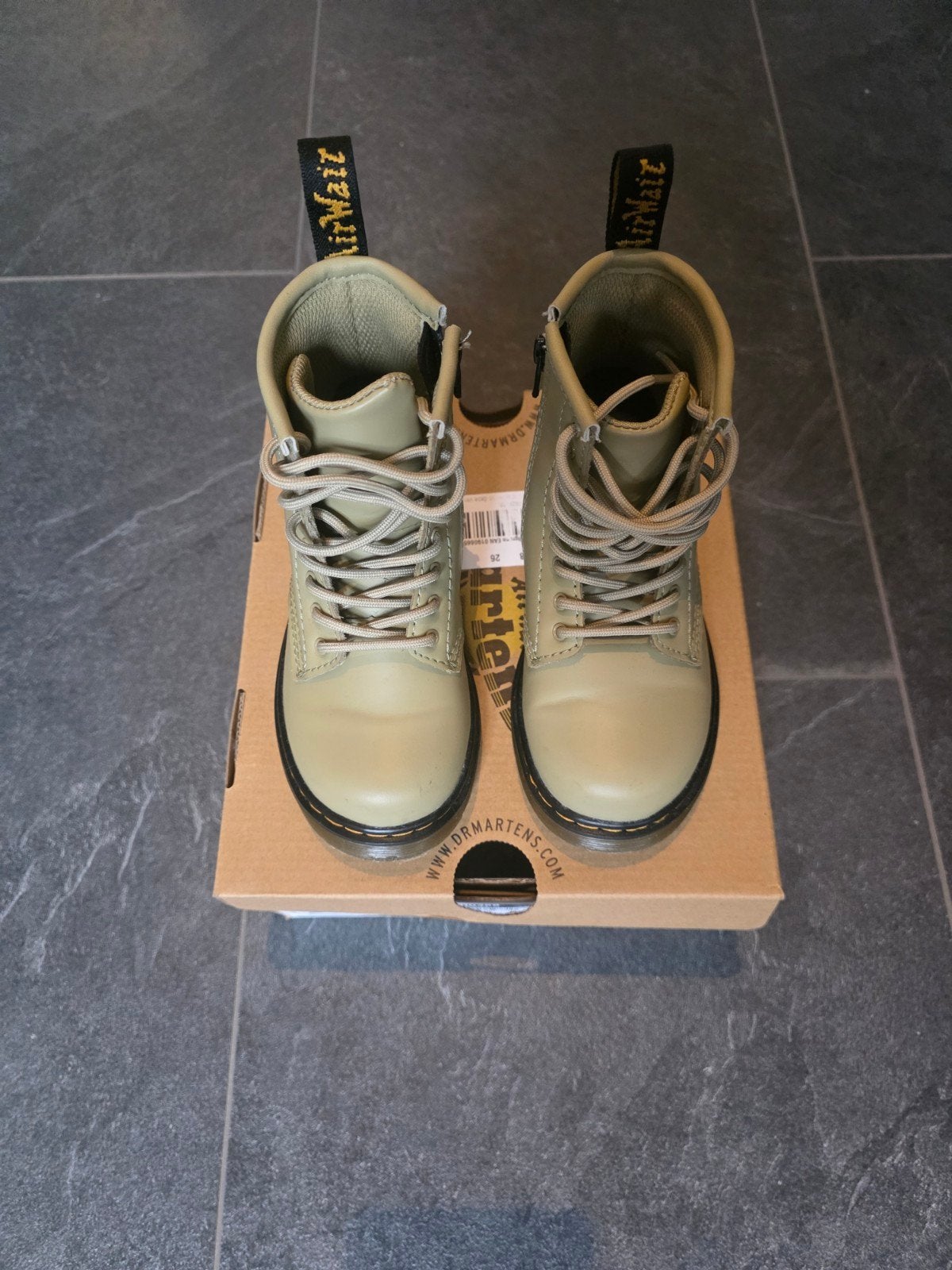 Dr. Martens  Pale Olive Laarzen Maat 26, Dr. Martens, Jongen of Meisje, Ophalen of Verzenden, Laarzen