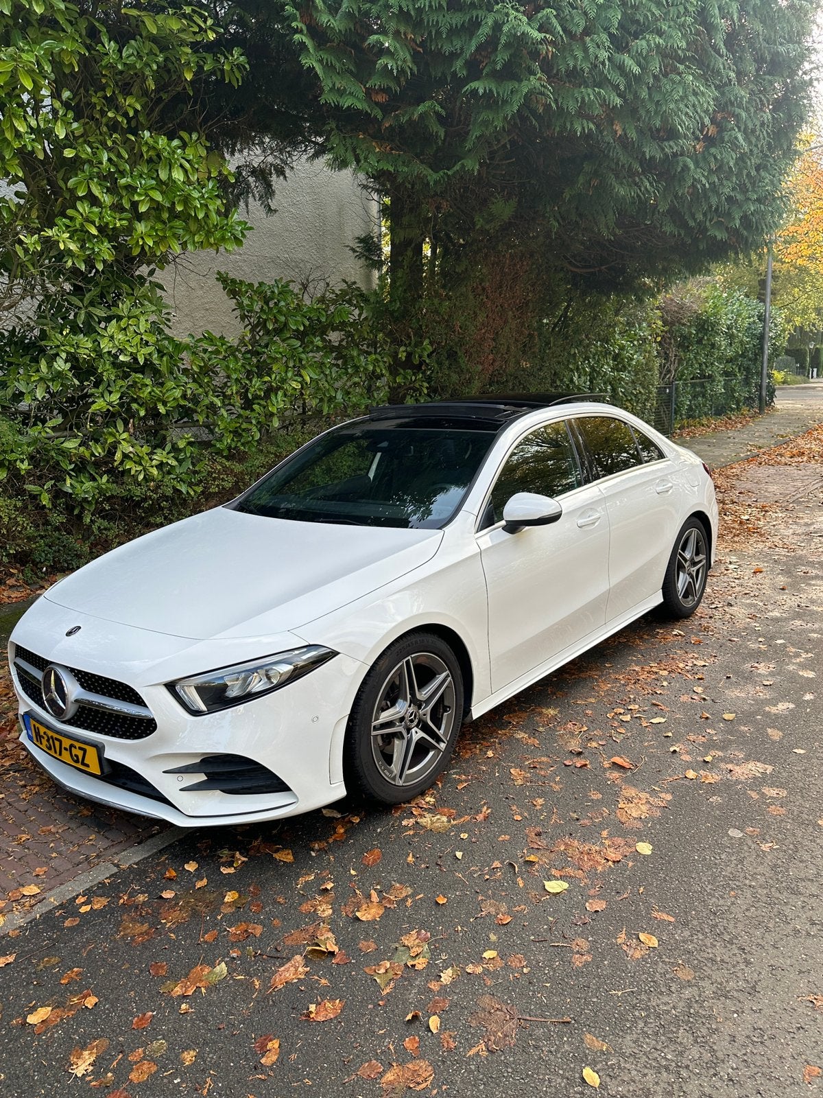 Mercedes-Benz A180 AMG line| Dealeronderhouden | Panoramadak, Auto's, Parkeerassistent, 136 pk, Zwart, 4 cilinders
