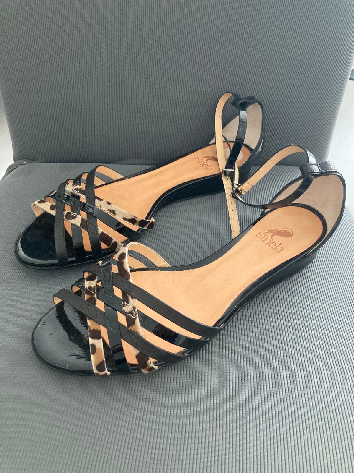 Sandalen zwart lak/panterprint maat 40,5, Zwart, Nieuw, Sandalen of Muiltjes, Ophalen of Verzenden