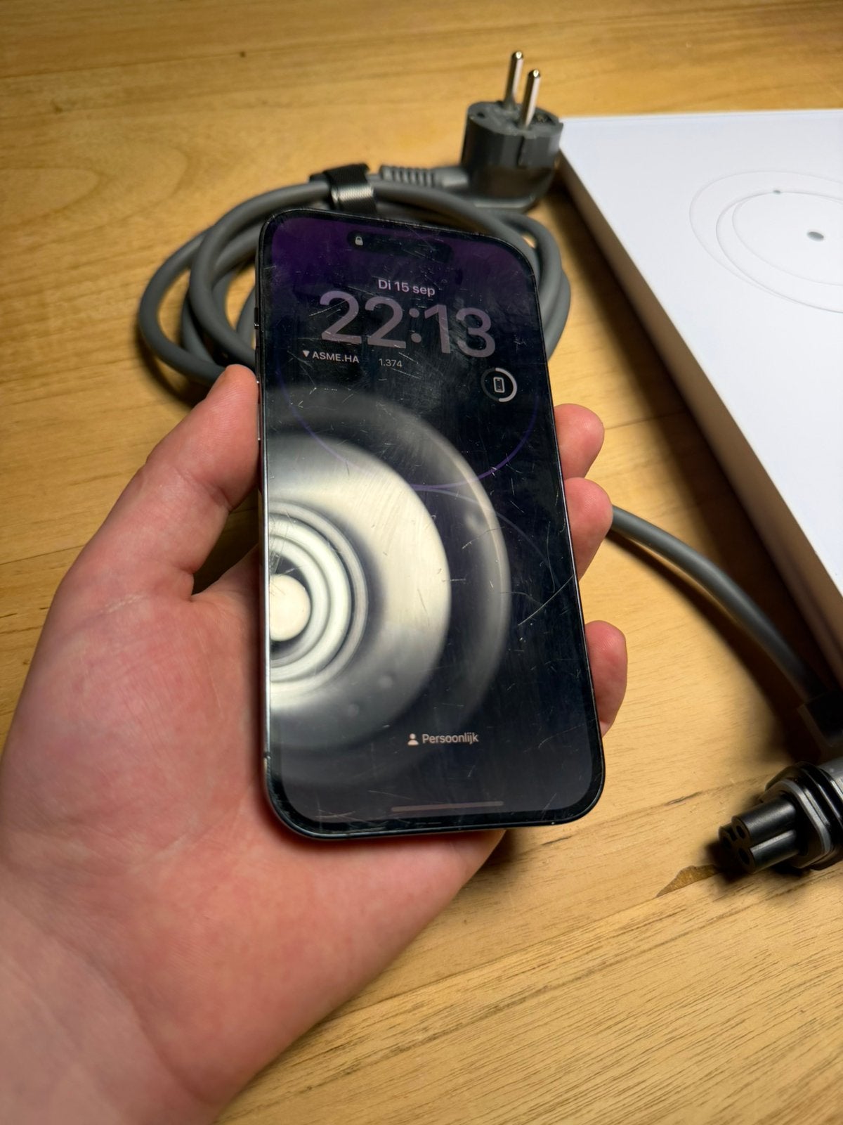 Foto 5 van Apple iPhone 14 Pro 128GB Deep Purple + MagSafe Wallet